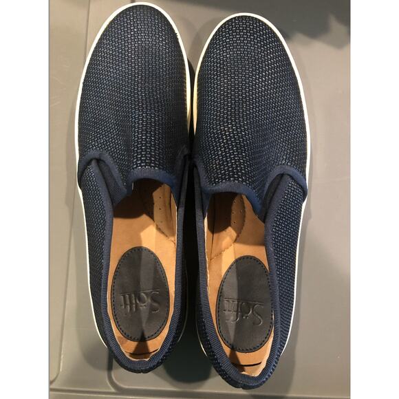 EUC (worn once) Sofft Women's 9.5‎ Leather Navy Slip Ons Textured - Picture 1 of 9